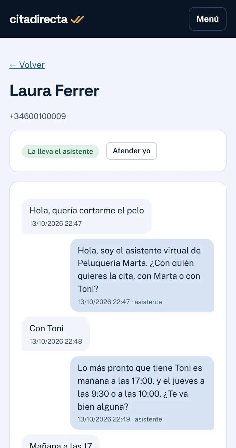 Conversación con una clienta en el panel, con las respuestas del asistente y el botón «Atender yo».